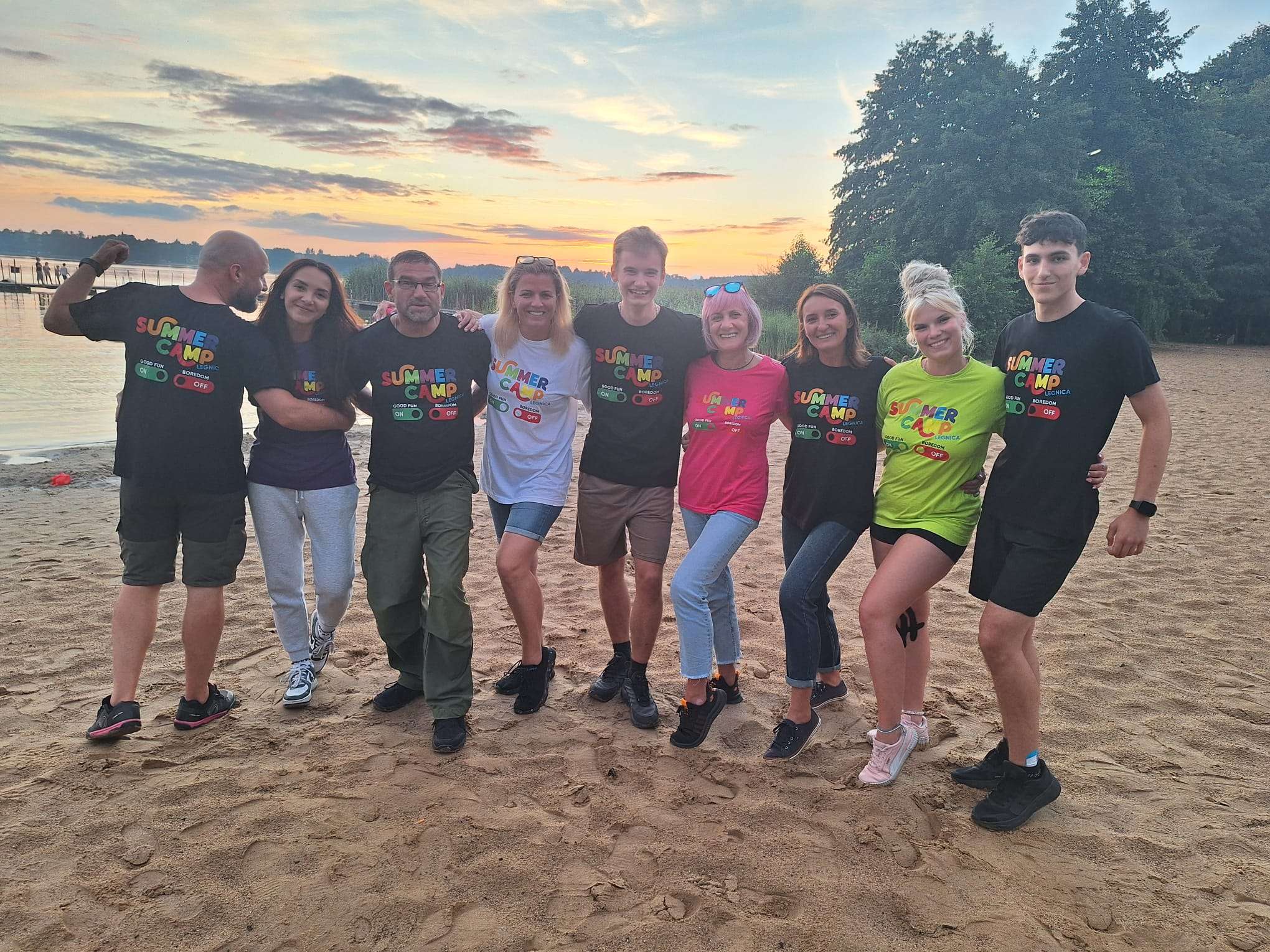 Zdjęcie kadry SummerCamp Legnica na tle pięknego zachodzącego słońca nad jeziorem